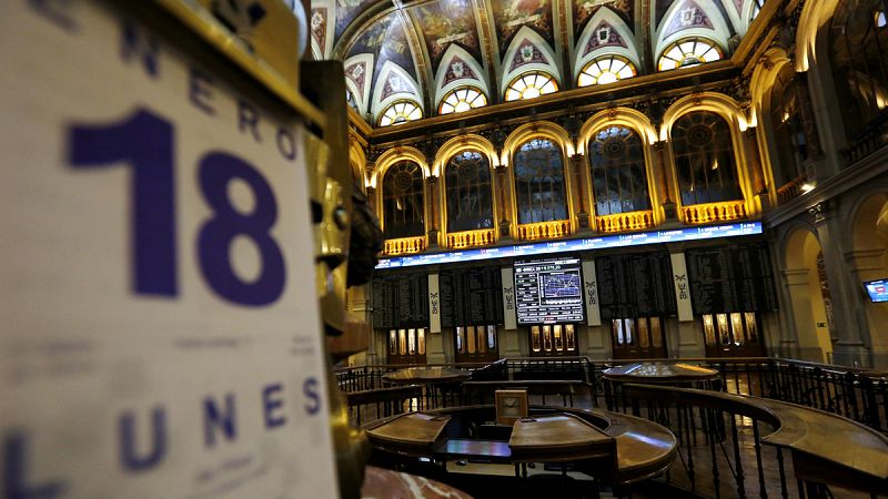 El IBEX 35 baja un 0,87% y pierde los 8.500 puntos, con el precio del barril de Brent por debajo de los 28 dólares