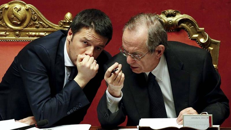 Renzi, a favor de impulsar "asociaciones y fusiones" en la banca de Italia