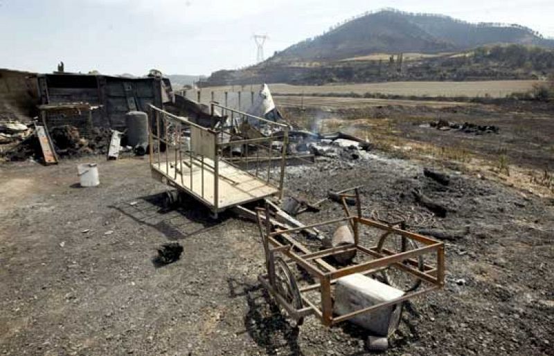 El Gobierno aragonés espera poder controlar el fuego de Zuera el miércoles por la mañana