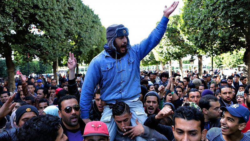 Túnez decreta el toque de queda en todo el país mientras intenta controlar las protestas sociales
