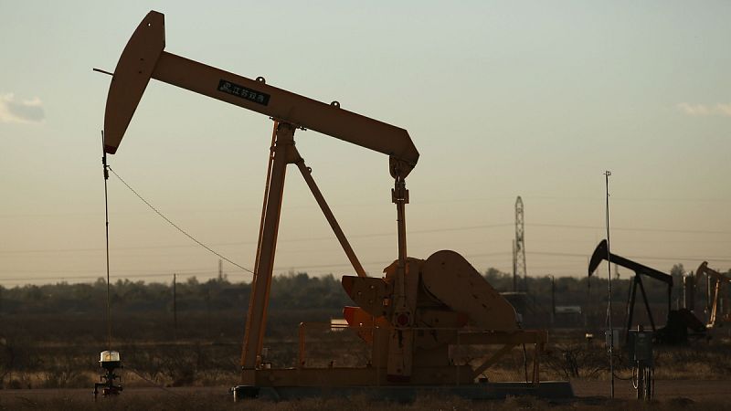 El precio del petróleo de Texas sube un 9,01% y cierra por encima de los 32 dólares el barril