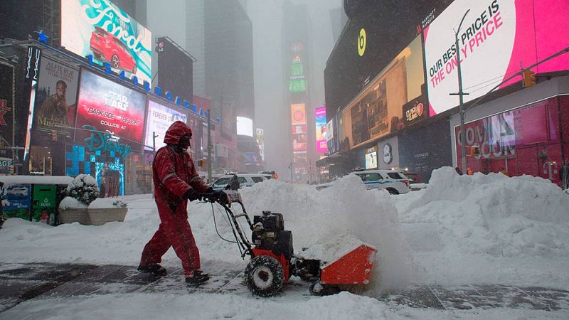 La costa este de Estados Unidos, paralizada por una gran tormenta de nieve y viento