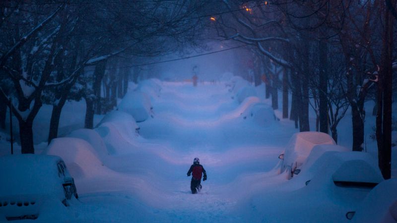 La gran tormenta de nieve paraliza la costa este de EE.UU. y deja al menos 18 muertos