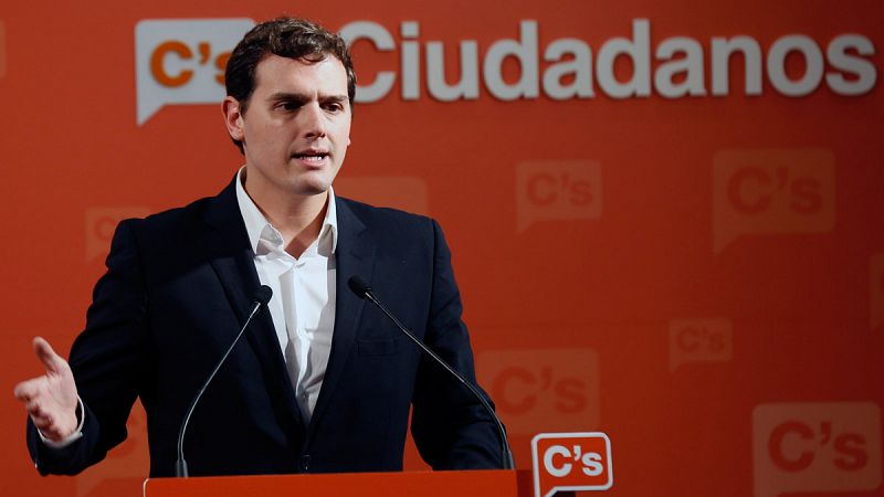 Rivera tilda de "irresponsables" a Rajoy y Sánchez por no querer presentarse a la investidura