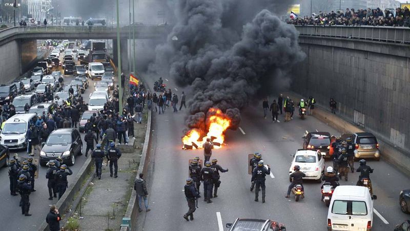 Varias huelgas de controladores aéreos, taxistas y funcionarios complican el día en Francia