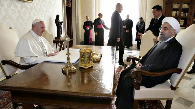 El papa pide a Rohaní que detenga la expansión del terrorismo en Oriente Próximo en una reunión histórica