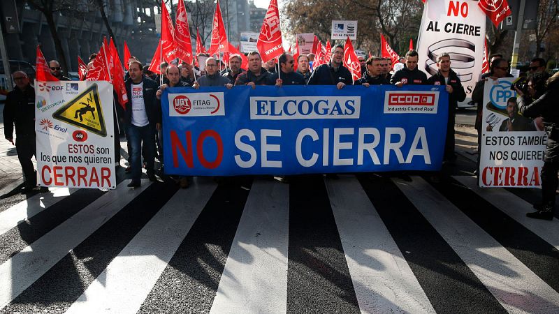 Los trabajadores de Elcogas se manifiestan contra el cierre y entregan a Industria el plan de viabilidad