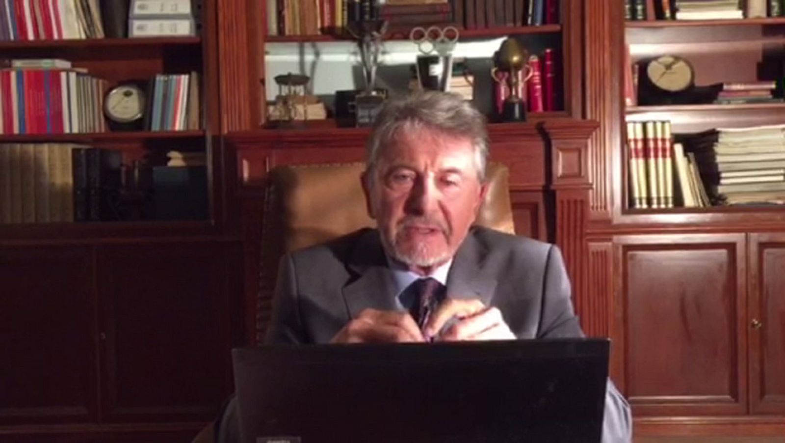 El Ministerio del Tiempo - Salvador Martí presenta el examen de acceso al grupo de WhatsApp - El Ministerio del Tiempo | Ver