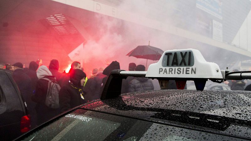 Cientos de taxis provocan atascos en París y los aeropuertos franceses en el segundo día de huelga