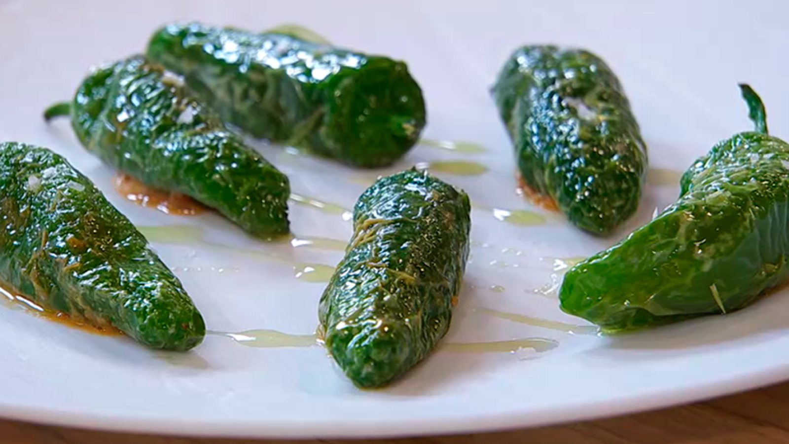 Pimientos del padrón rellenos de txangurro