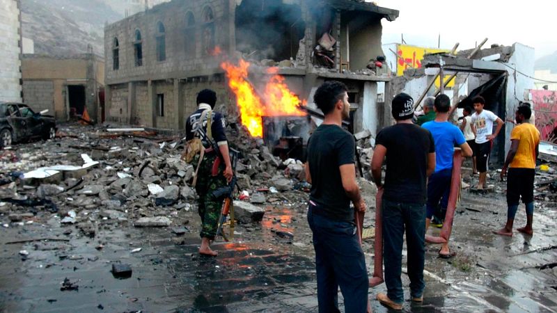 Un atentado con coche bomba mata a siete personas en la sede del Gobierno provisional de Yemen