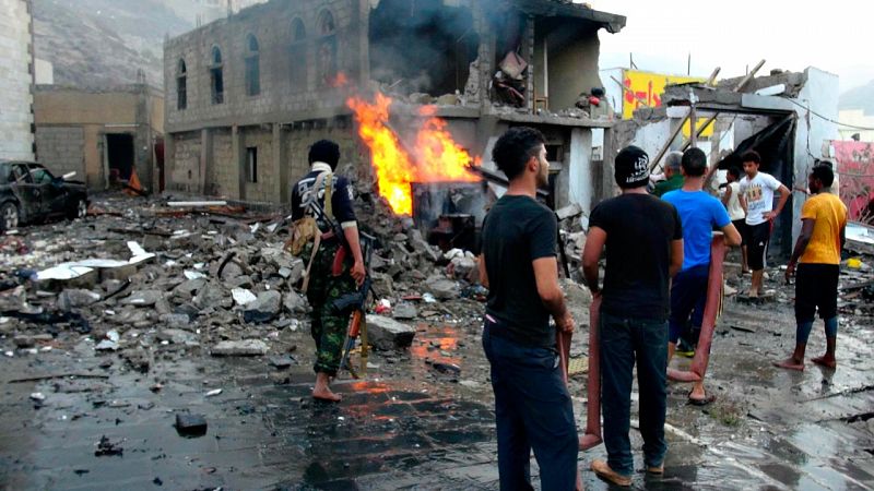 Un atentado con coche bomba mata a siete personas en la sede del Gobierno provisional de Yemen