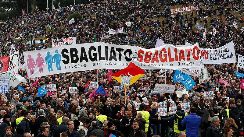 Decenas de miles de personas se movilizan en Roma contra las uniones gais y por la familia