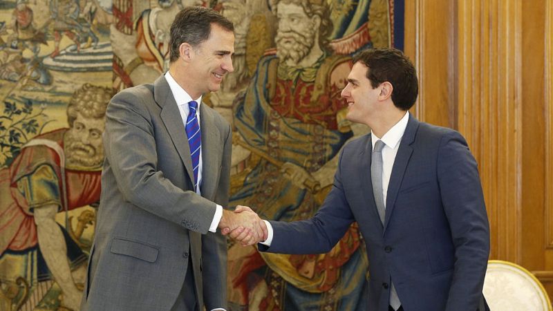 Rivera traslada al rey que Ciudadanos quiere sentarse a negociar "esta semana" con PP y PSOE