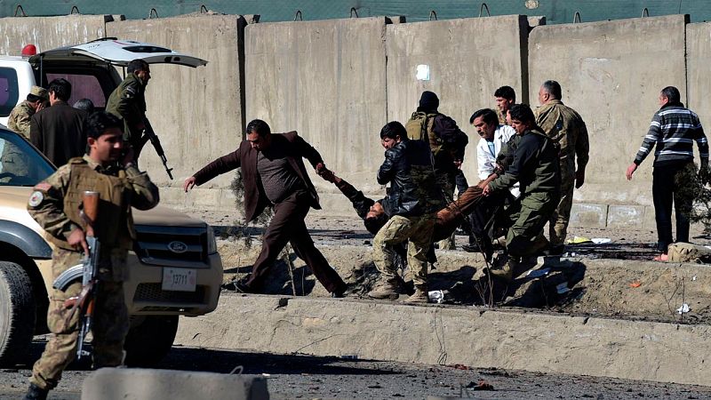Un atentado de los talibanes mata a un veintena de policías en un cuartel de Kabul