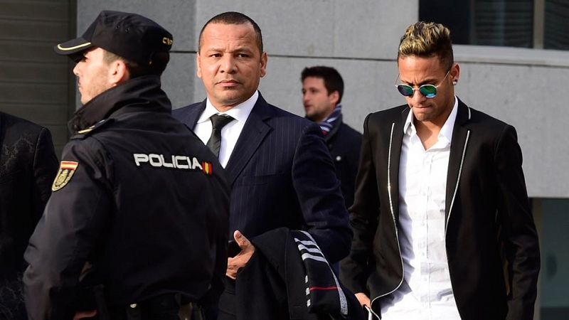 Neymar asegura al juez que solo firmaba lo que decía su padre