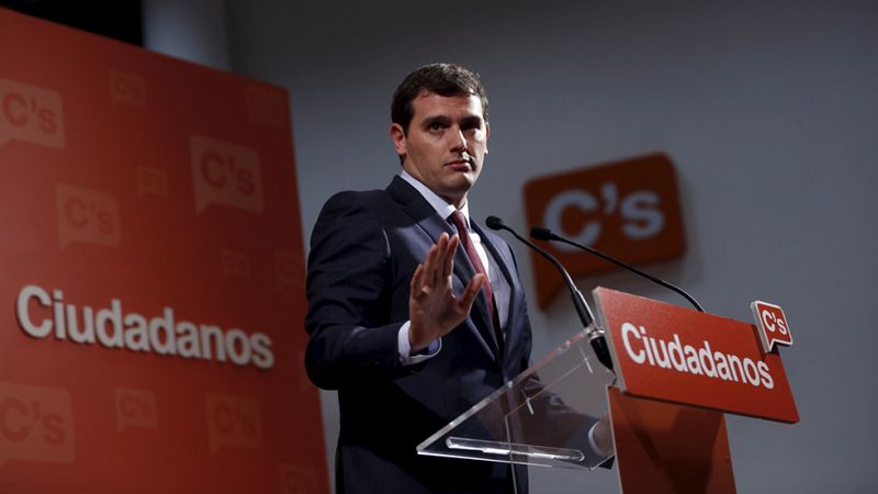 Rivera se ofrece al PSOE para dialogar: "El señor Rajoy ha tirado la toalla, le toca a Sánchez"