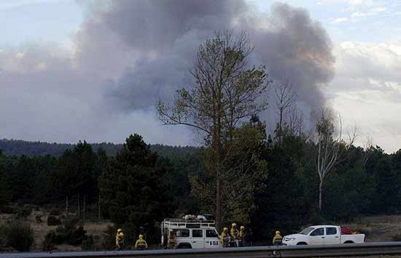 Prosiguen las labores de extinción en el incendio de Segovia tras la evacuación de un pueblo