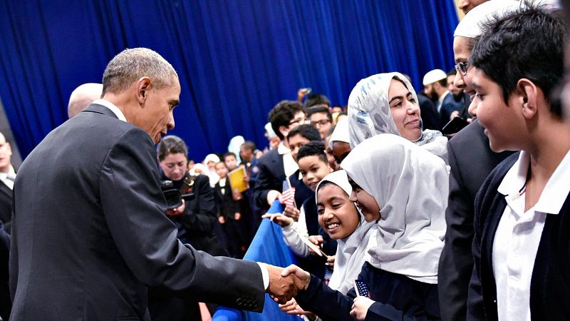 Obama rechaza la "inexcusable" retórica contra los musulmanes en su primera visita a una mezquita en EE.UU.