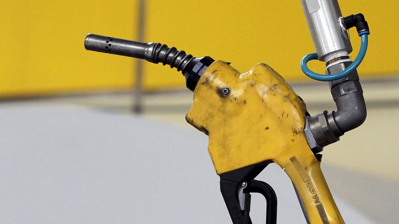 El gasóleo y la gasolina rompen su racha bajista y repuntan por primera vez en dos meses