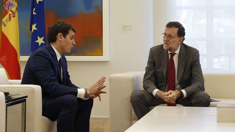 Rajoy acuerda con Rivera "mantener la unidad" ante el independentismo y Sánchez lamenta que a él no le llame