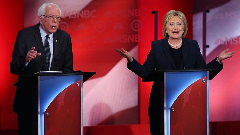 Clinton y Sanders cruzan duras críticas y aprovechan su primer cara a cara para marcar sus diferencias