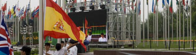 La bandera española ya ondea en la Villa Olímpica