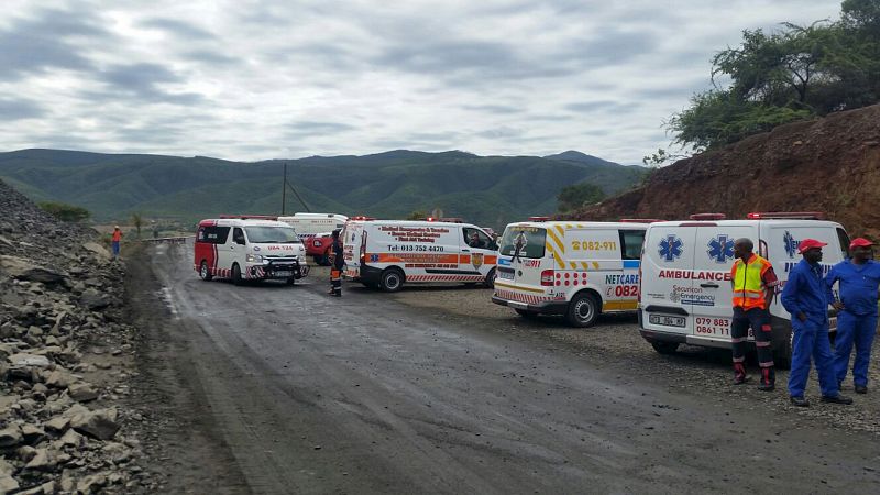 Rescatados casi todos los trabajadores atrapados en una mina de oro en Sudáfrica