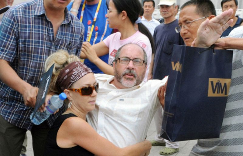 Protestas de activistas extranjeros en la plaza de Tiananmen a un día del inicio de los Juegos