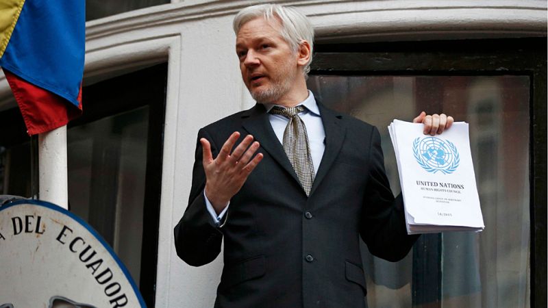 Assange celebra el apoyo de la ONU como una "victoria histórica" desde el balcón de la embajada de Ecuador