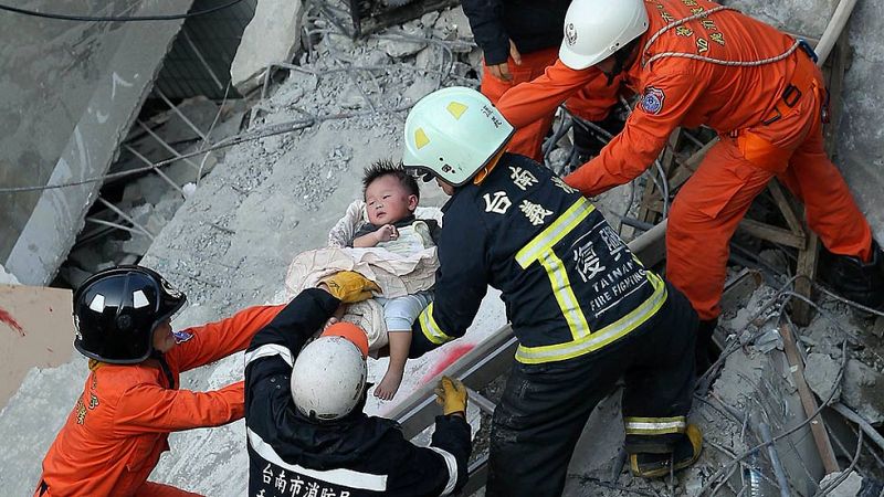 Al menos 18 muertos por el derrumbe de edificios tras un terremoto en Taiwán