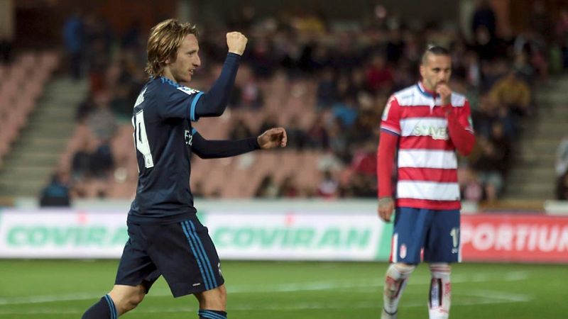 Un golazo de Modric mantiene al Real Madrid vivo en pelea por la Liga