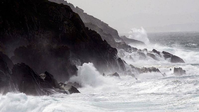 Alerta roja por oleaje en las costas de A Coruña, Lugo y el oeste de Asturias