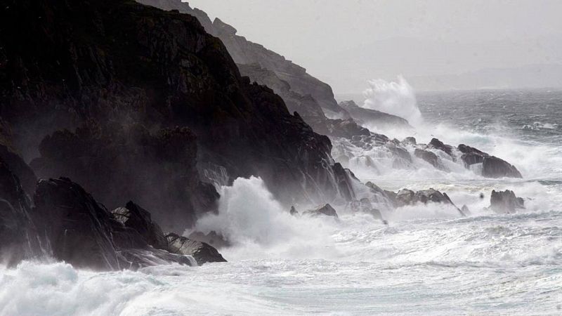 Alerta roja por oleaje en las costas de A Coruña, Lugo y el oeste de Asturias