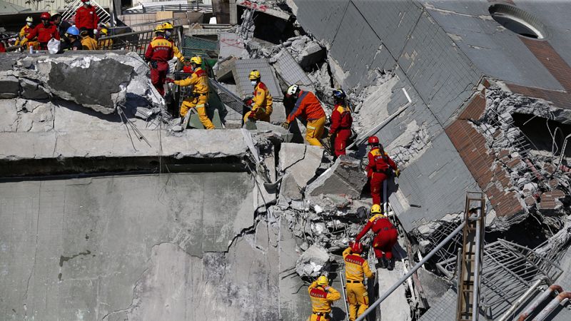 Taiwán teme que los muertos por el terremoto superen el centenar