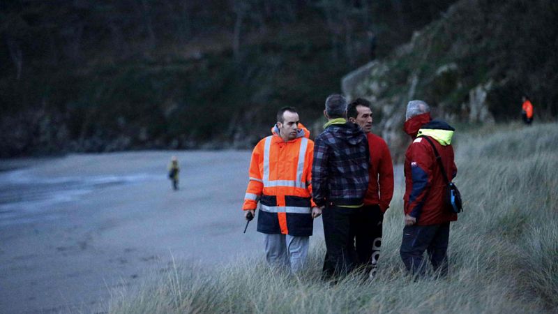 Un golpe de mar arrastra a un niño de 20 meses en Navia, en Asturias