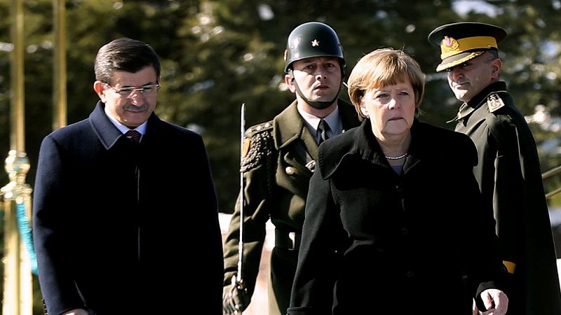 Turquía y Alemania plantean que la OTAN colabore en el control migratorio