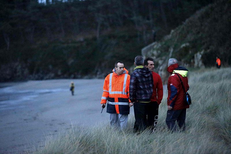 El fuerte viento obliga a retirar los medios aéreos en la búsqueda del niño desaparecido en Navia, en Asturias