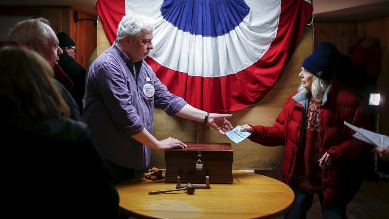 El pueblo más pequeño de New Hampshire corona a Sanders y desafía a Trump