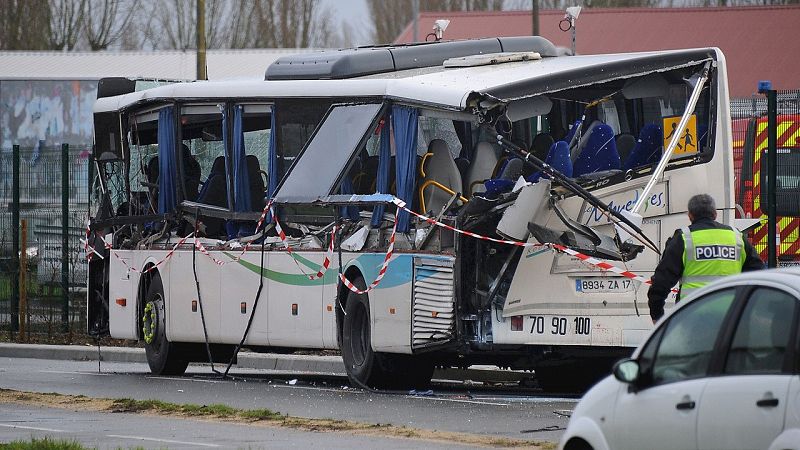 Mueren seis adolescentes en Francia en un accidente de un autobús escolar
