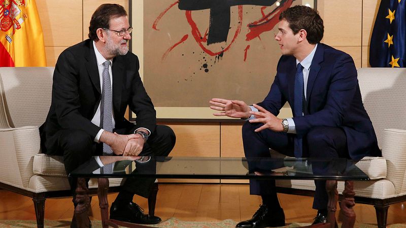 Rajoy propone cinco pactos de Estado para evitar una alianza PSOE-Podemos, "lo peor" para España