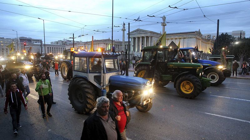Los agricultores ocupan con tractores el centro de Atenas contra la reforma de las pensiones de Tsipras
