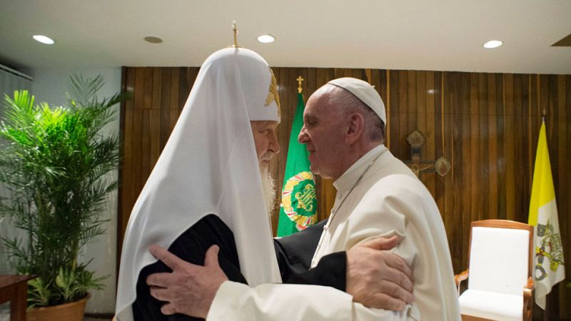 El papa Francisco y el patriarca ruso Kiril se abrazan en un encuentro histórico: "Somos hermanos"