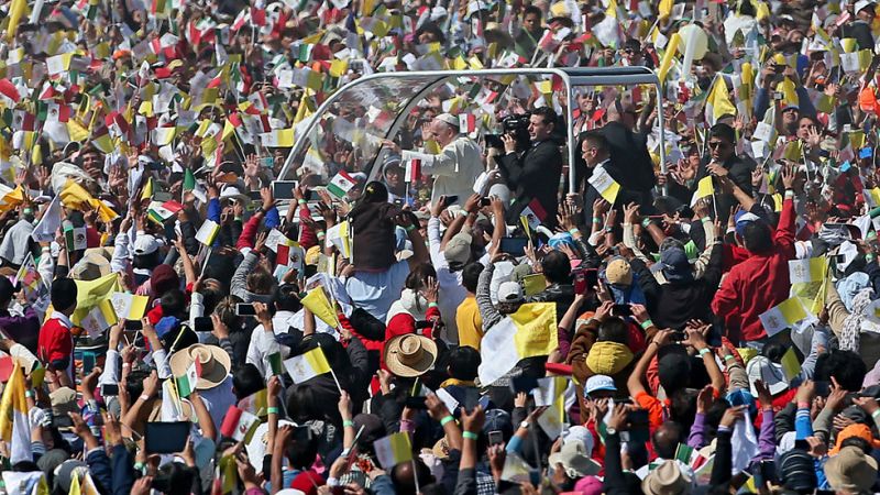 El papa se sumerge en las zonas marginales de México y denuncia que hay "una sociedad de pocos y para pocos"