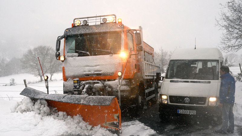 Las intensas nevadas obligan a cerrar las carreteras en el norte y el centro de la Península
