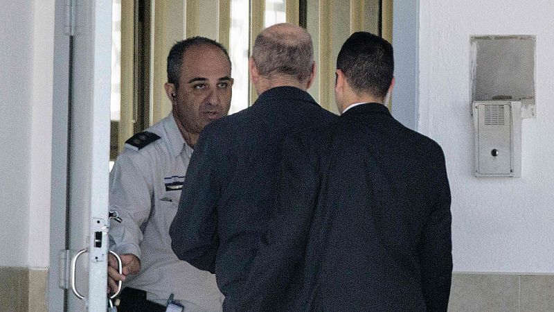 El ex primer ministro israelí Ehud Olmert entra en prisión