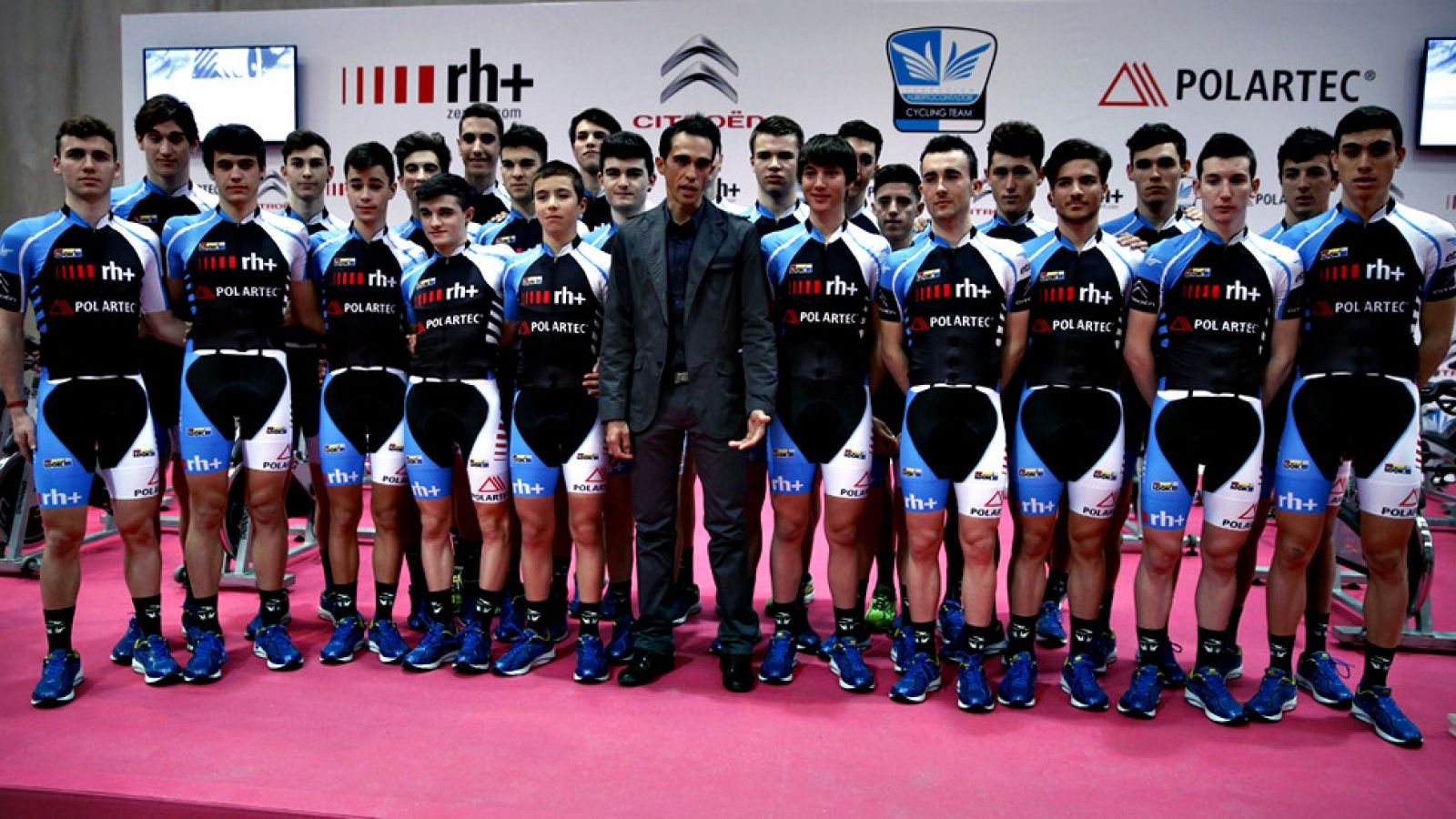 El ciclista español Alberto Contador recordó este lunes que podría  aplazar un año su retirada deportiva y hacerlo en 2017 si lograse  formar un equipo propio que fuese capaz de ofrecerle "garantías" para  pelear por el Tour de Francia, una carrera q