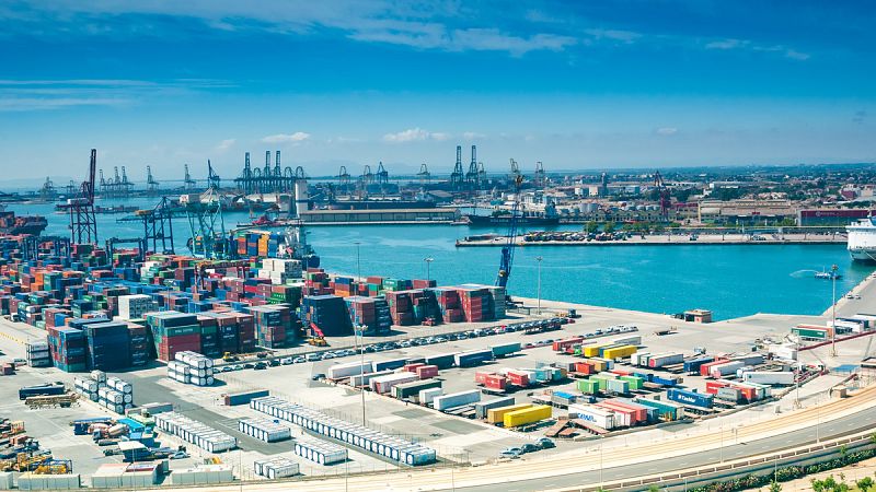 El tráfico de mercancías en los 46 puertos de España registró en 2015 su máximo histórico