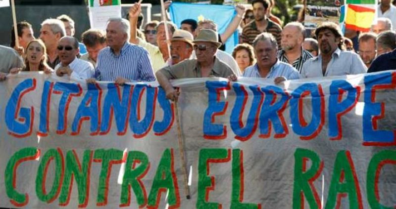 Los gitanos europeos reivindican sus derechos ante la embajada de Italia en madrid