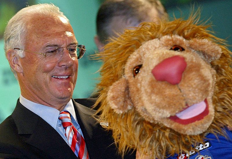 La FIFA multa a Beckenbauer por los Mundiales de 2018 y 2022